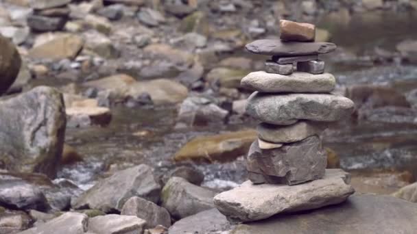 Balanceamento Pedras Pilhas Pirâmide Estáveis Pedras Rios Montanha Harmonia Serenidade — Vídeo de Stock