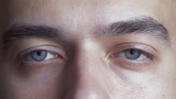 Крупный План Голубых Мужских Глаз Молодой Взрослый Мужчина Открывает Свои — стоковое видео