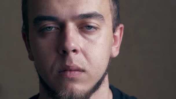 Close Hoofd Geschoten Portret Jonge Ernstige Knappe Europese Verschijning Man — Stockvideo
