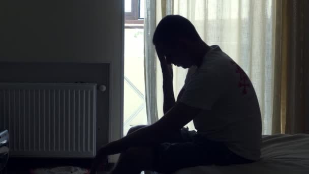 Silhouette Uomo Depresso Seduto Piano Triste Persona Infelice Una Camera — Video Stock