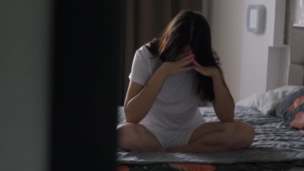 Δυσάρεστη Απογοητευμένη Λευκή Γυναίκα Που Κάθεται Στο Κρεβάτι Κατάθλιψη Μοναξιά — Αρχείο Βίντεο