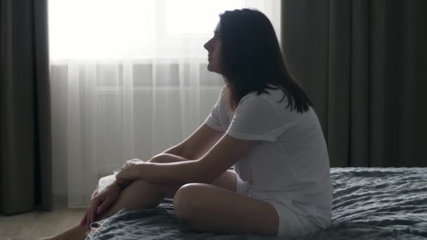 Unglücklich Frustrierte Kaukasierin Auf Einem Bett Sitzend Depression Einsamkeit Krysis — Stockvideo