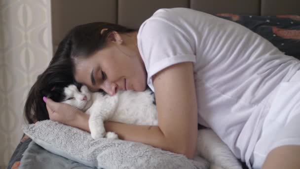 Biała Kobieta Przytula Bawi Się Swoim Kotem Szczęśliwie Domu Atrakcyjna — Wideo stockowe