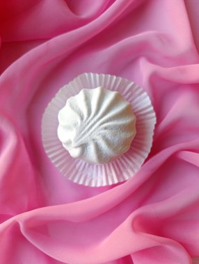 Pembe kumaş arka planda beyaz ve pembe lokum.