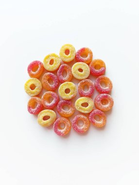 Renkli reçel çiğneme şekeri beyaz arka planda