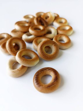 Beyaz arka planda kurumuş küçük simit.