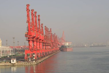 Richao Limanı, Shandong Eyaleti, Çin - 29 Aralık 2022: Kargo yükleme ve boşaltma için lojistik olarak kullanılan iskeledeki vinçler