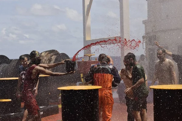 Борту Судна Море Марта 2023 Года Индийские Моряки Играют Празднуют — стоковое фото