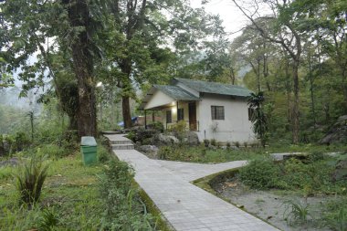 Jhalong nehir kampı, jhalong, batı Bengal, Hindistan - 9 Nisan 2023: orman patikasıyla çevrili turistik kulübelerin bir kısmı