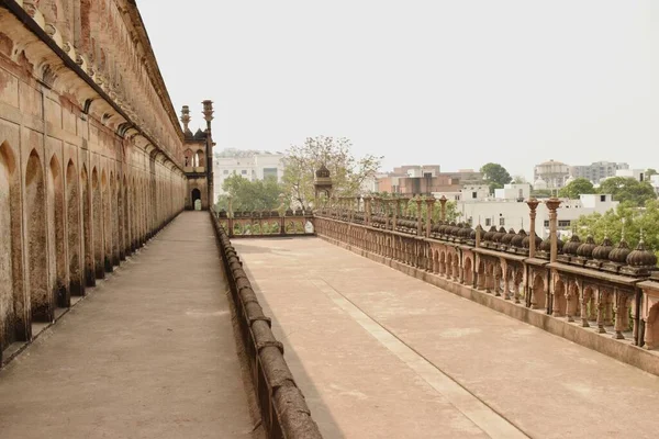 露台上的 Bara Imambara 古老的建筑柱 Lucknow Uttar Prap Org India — 图库照片