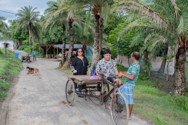 taki, Batı Bengal, Hindistan - 29 Temmuz 2023: Kasaba yolunda yolcu taşıyan yerel çekçek aracı