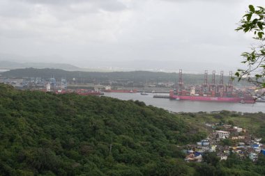 fil adası, navi mumbai, Hindistan - 12 Ağustos 2023: fil adasının tepesinden jnpt limanı ve kıyı şehri manzarası