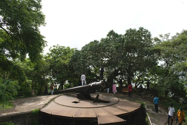 エルファンタ島 ムンバイ インド 2023 丘の上に保存ヴィンテージ軍用大砲で写真をポーズする訪問者 — ストック写真