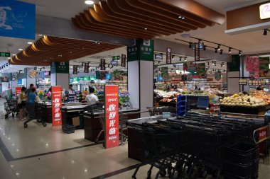 Zhenhuae Mart, Yantai, shandong, Çin - 19 Ağustos 2023: Arket 'teki taze sebze süpermarketi