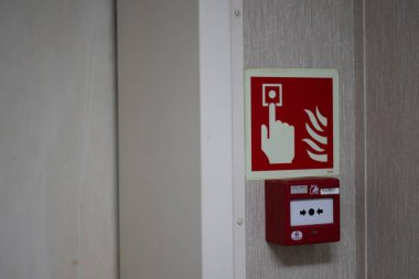 Yangın önleyici güvenlik ekipmanları. Geminin konaklama bölmesine sabitlenmiş bir sembol.