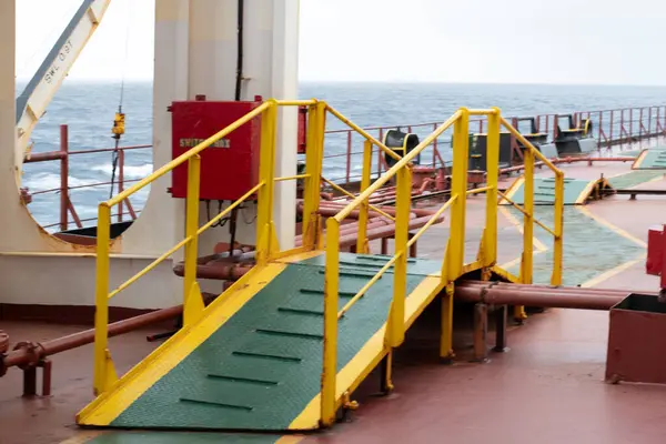 Catwalk Pipelines Bulk Carrier Ship Stretched Safe Marked Walkway Deck — Stock Photo, Image