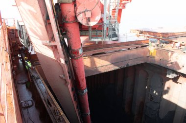 Salaya portu, gujarat, Hindistan - 7 Ekim 2023: Geminin ambarından yük boşaltan gemiyi boş ver.