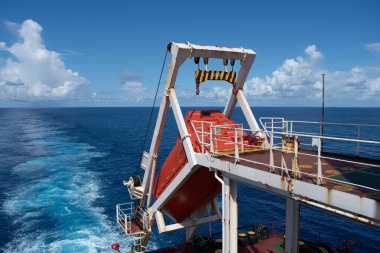 Denizde - 15 Ekim 2023: Bir geminin beşikteki serbest düşüş cankurtaran botu