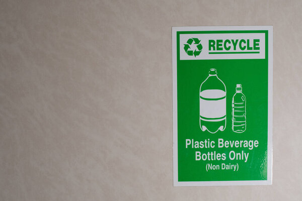 идентифицировать вторичные материалы как часть сегрегации мусора для предотвращения загрязнения