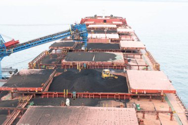 Tarakan kömür limanı, kuzey kıyısı Kalimantan, Endonezya - 8 Şubat 2024: pelerin büyüklüğünde bir gemi gemisine kömür yükleme