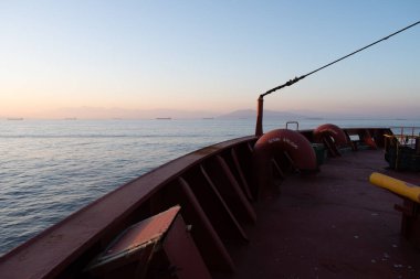 Ön kale güvertesi, alttaki okyanusa bakan gemi yapısı olarak Gunwale ve siper parçalarıyla dolu.