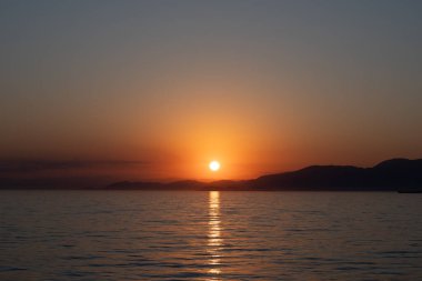 Sisli tepenin üzerinde gün batımı