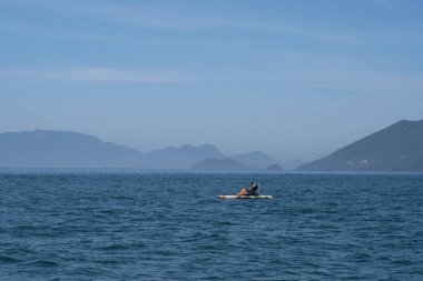 Rio de Jeneiro, Brezilya - 12 Mayıs 2024: Atlantik Okyanusu 'ndaki dağılmış adalarda tek başına yüzen sal