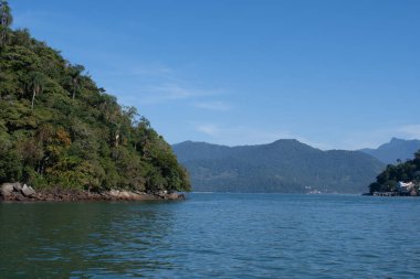 Rio de Jeneiro, Brezilya 'da dağınık yeşil adaları olan tarquise denizi