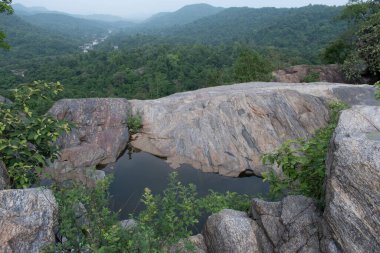 Hundru Şelalesi 'ndeki dağ yamacında bol yeşillik var.