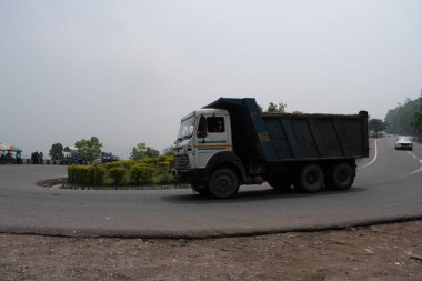 Patratu Vadisi, Ranchi Kanke Yolu, Ranchi, Jharkhand, Hindistan - 14 Temmuz 2024: Manzaralı Vadi Yolu 'nda trafik virajlardan geçer