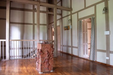 Dağ evi, netarhat, jharkhand, Hindistan - 15 Temmuz 2024: İngiliz sömürge döneminin tarihi eserlerinin bulunduğu ahşap odalar, şimdi ziyaretçiler için müze
