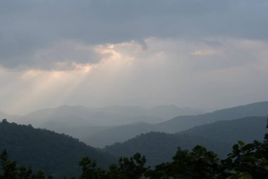 Günbatımı manzarası netarhat, jharkhand, magnolia 'nın günbatımı noktasından Hindistan' a uzanan dağların ormanlık alanı üzerinde.