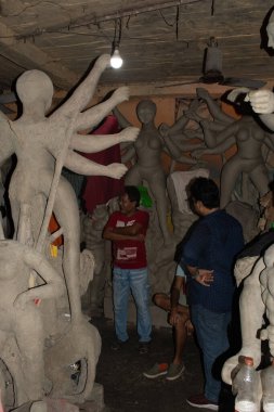 kumartuli, kolkata, batı bengal, Hindistan - 25 Ağustos 2024: Çömlekçi mekanındaki tamamlanmamış Durga putları bitirilmiş güzel tanrıça Durga 'nın son dokunuşunu yapmak için
