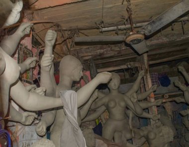 Kumartuli, Kolkata, Batı Bengal, Hindistan - 25 Ağustos 2024: Durga putları Potter 'ın bölgesinde kurulanmadan önce yeni bir makyaj yaptırmak için tutuldu.