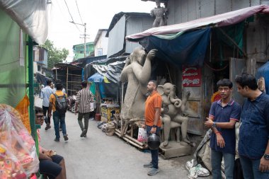 kumartuli, kolkata, batı bengal, Hindistan - 25 Ağustos 2024: Çömlek endüstrisinin kültürel ve geleneksel bir sitesi olan kumartuli Potter 'ın mahallesi