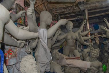 Kumartuli, Kolkata, Batı Bengal, Hindistan - 25 Ağustos 2024: Durga putları Potter 'ın bölgesinde kurulanmadan önce yeni bir makyaj yaptırmak için tutuldu.