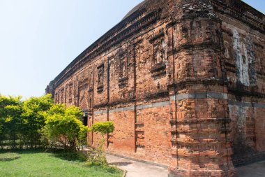 15. yüzyılın başlarında Pandua, Malda 'daki eklakhi mozolesi, Batı Bengal' deki tek kubbeli Hindu İslami etkiye sahip en eski kare olarak kabul edilir.