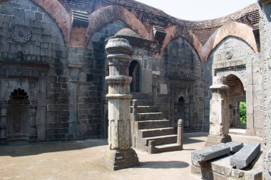 Pandua, Maldah, Batı Bengal, Hindistan 'daki Qutub Shahi Camii' nin kalıntılarını korudu.