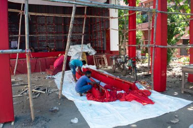 khanpur, naktala, batı bengal, Hindistan-Eylül 28, 2024: Durga puja kutlamaları için geleneksel çevre dostu pavyon hazırlığı