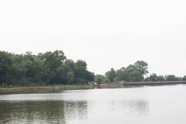 Topchanchi Gölü, jharkhand, Hindistan - 24 Eylül 2024: Göl kıyısında yeşil ve insan yaşam alanı olan sakin bir göl