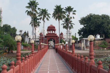pawapuri, bihar, Hindistan-Eylül 23, 2024: Jainism Lordu Mahavira 'ya adanmış kutsal' jal mandir 'veya su tapınağına doğru manzaralı geçiş