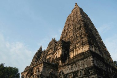 Mohabodhi Tapınağı, Bodh Gaya, Hindistan 'da sanatsal kıvrımlarla dekore edilmiş ve restore edilmiş.