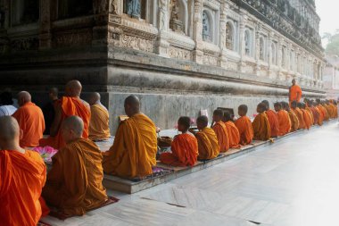 Mahabodhi Tapınağı, Bodh gaya, bihar, Hindistan - 22 Eylül 2024: Para hikayesinden genç öğrenciler meditasyon dersleri alıyor ve tapınağın etrafında dua çalışmaları yapıyorlar.