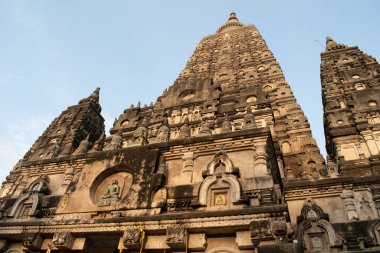 Mahabodhi Tapınağı, Bodh gaya, bihar, Hindistan - 22 Eylül 2024: Duvarlarda antik ve restore edilmiş mimari ve konik tapınak üstü sabah ışığı