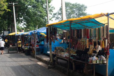 Dev Buddha Yolu, Bodh Gaya, Bihar, Hindistan - 22 Eylül 2024: Yol boyunca alıcılar ve satıcılarla birlikte hediyelik eşya tezgahları