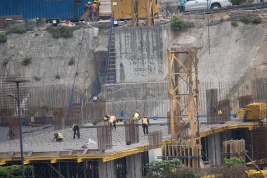 Douala, Cameroon - 20 Şubat 2025: Kentsel kalkınma alanında inşaat aşamaları