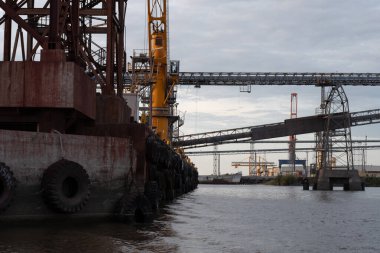 Demir cevheri terminali, nueva palmira, uruguay - 16 Mart 2025: yükleme terminalinde çamurlu iskeleli konveyör bantları ve lojistik kurulumu