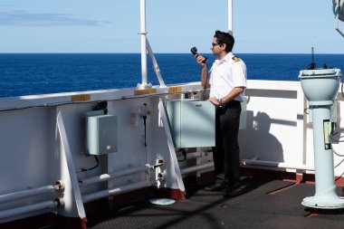 Atlantik Okyanusu, 23 Mart 2025 'te sancak köprüsü kanadındaki diğer gemilerle vhf radyo aracılığıyla iletişim kuran geminin ikinci kaptanı.