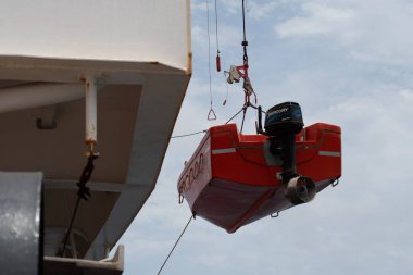 Mindelo Körfezi, Sao Vicente, Cape Verde, gemide - 5 Nisan 2025: kurtarma botunun David tarafından denize indirilmesi