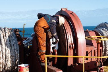 Santos Anchorage, Sao Paolo, Brezilya - 15 Mayıs 2025: Çapa zincirindeki gemi boyama personeli